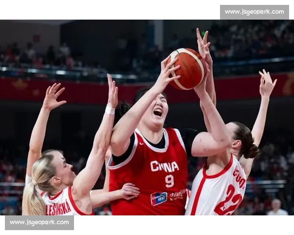 日本女篮顽强拼搏挑战美国女篮 强强对决激烈角逐展现篮球魅力